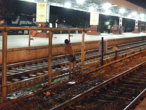 ילד מתקלח בין רכבות ברציפי ג'יפור